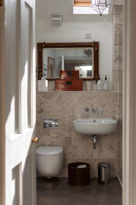 Sarah'S - A Townhouse Apartment In Georgian Holt Холт Экстерьер фото