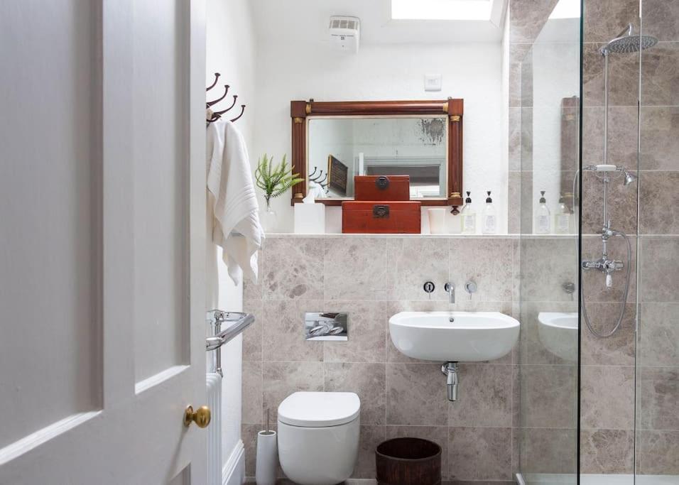 Sarah'S - A Townhouse Apartment In Georgian Holt Холт Экстерьер фото