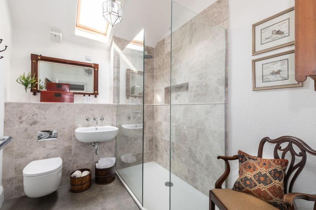 Sarah'S - A Townhouse Apartment In Georgian Holt Холт Экстерьер фото