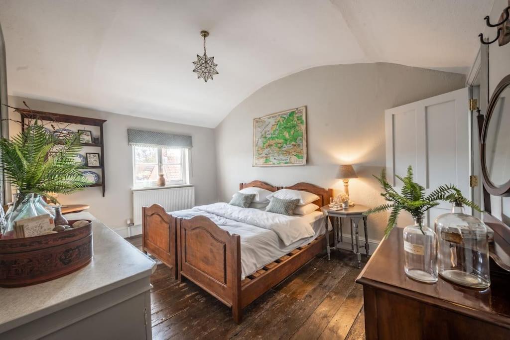 Sarah'S - A Townhouse Apartment In Georgian Holt Холт Экстерьер фото