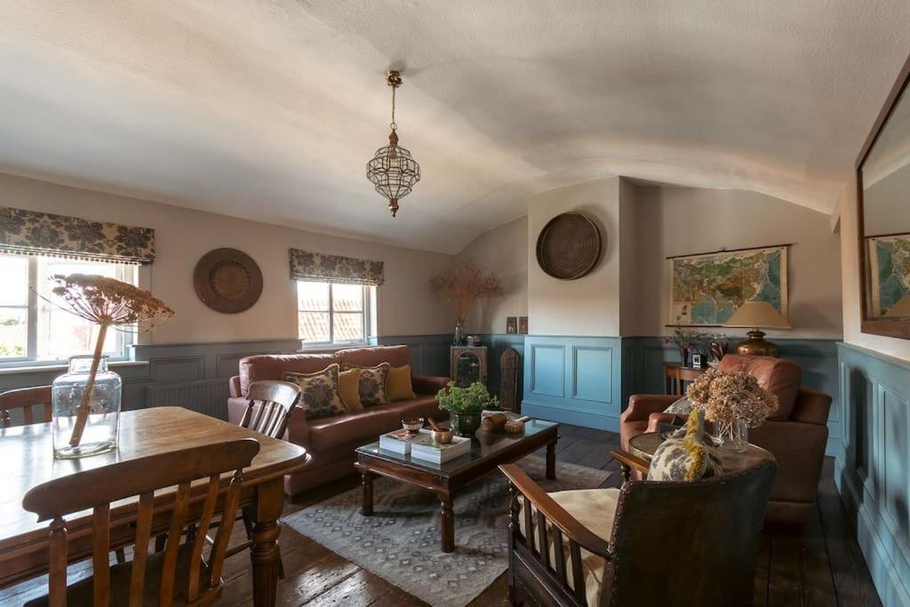 Sarah'S - A Townhouse Apartment In Georgian Holt Холт Экстерьер фото