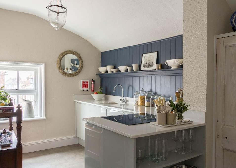 Sarah'S - A Townhouse Apartment In Georgian Holt Холт Экстерьер фото