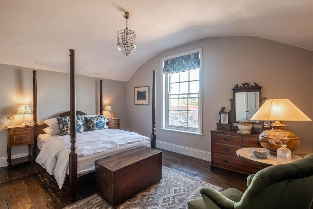 Sarah'S - A Townhouse Apartment In Georgian Holt Холт Экстерьер фото