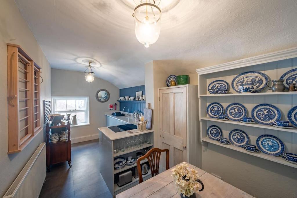 Sarah'S - A Townhouse Apartment In Georgian Holt Холт Экстерьер фото