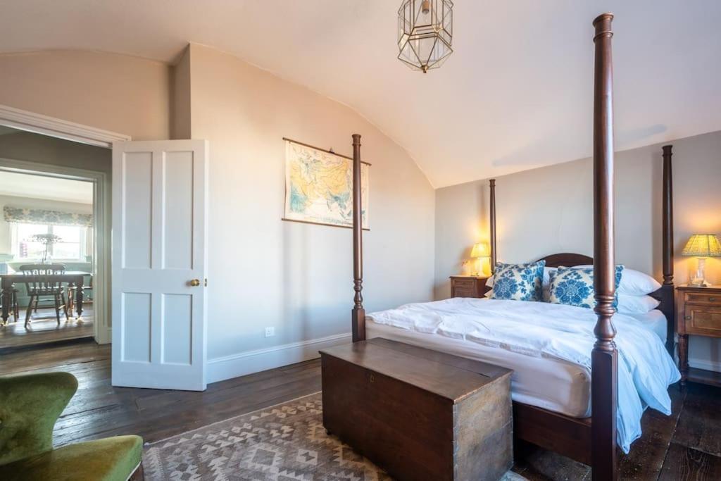 Sarah'S - A Townhouse Apartment In Georgian Holt Холт Экстерьер фото